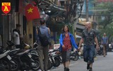 Hà Nội: Nhiều khách nước ngoài vẫn thờ ơ với khẩu trang nơi công cộng
